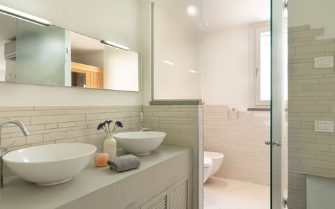 Luxury Green Marignana Villa, Versilia, Pool, Ac,: Spejl, Tap, Håndvask, Ejendom, Sanitærarmatur, Badeværelsesvask, Badeværelsesskab, Badeværelse, Cabinetry, Indretning