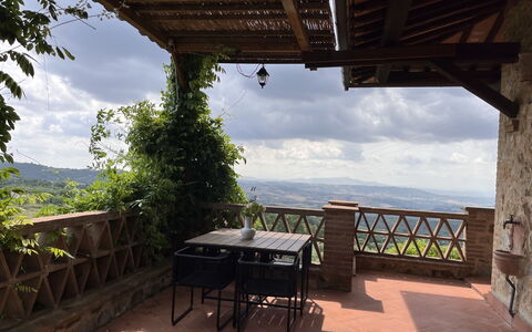 Villa Monticello: Himmel, Ejendom, Plante, Sky, Skygge, Bord, Træ, Træ, Udendørs Møbler, Ejendom