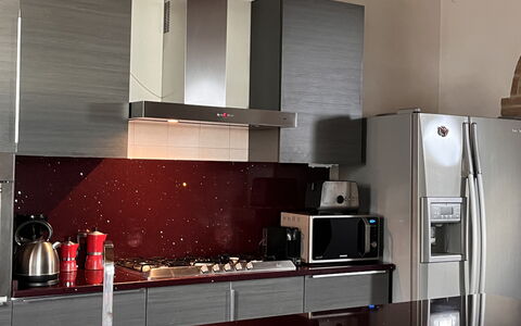 Villa Monticello: Cabinetry, Countertop, Køkken, Bygning, Træ, Indretning, Komfur, Køkken Apparat, Gulvbelægning, Etage