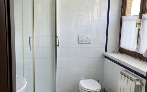 Villa Monticello: Ejendom, Sanitærarmatur, Toiletbræt, Badeværelse, Vindue, Toilet, Bruser Dør, Indretning, Bruser