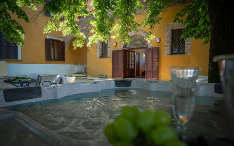 Villa Recanati, Val D'orcia, Private Pool, Jacuzzi: Vand, Bygning, Ejendom, Vindue, Plante, Træ, Sollys, Hus, Græs, Boligområde