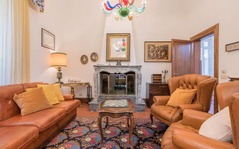 Villa Recanati, Val D'orcia, Private Pool, Jacuzzi: Billedramme, Ejendom, Møbel, Couch, Træ, Stue, Etage, Indretning, Komfort, Væg