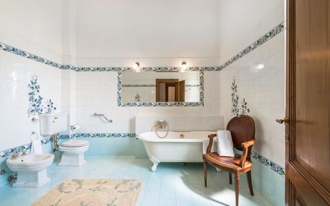 Villa Recanati, Val D'orcia, Private Pool, Jacuzzi: Spejl, Sanitærarmatur, Håndvask, Tap, Azure, Badeværelsesvask, Purple, Badeværelsesskab, Badeværelse, Bygning