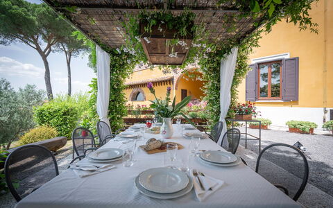 Villa Recanati, Val D'orcia, Private Pool, Jacuzzi: Bord, Plante, Bordservice, Ejendom, Møbel, Bygning, Stol, Dug, Tallerkner, Indretning