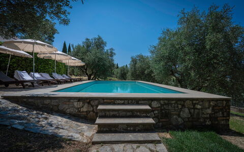 Villa Recanati, Val D'orcia, Private Pool, Jacuzzi: Vand, Himmel, Bygning, Plante, Svømmepøl, Skygge, Træ, Rektangel, Hus, Udendørs Møbler