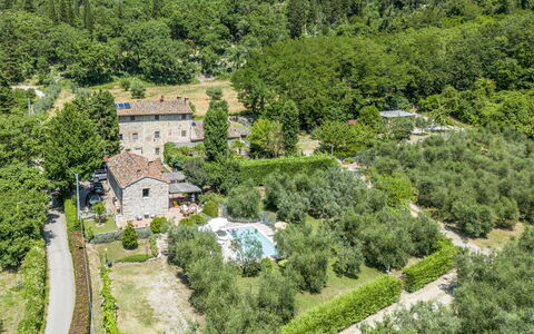 Fienile Di Fabio - Colline Fiorentine Vaiano, Tosc: Plante, Bygning, Træ, Naturlige Landskab, Hus, Land Lot, Vindue, Landskab, Bunddække, Bakke