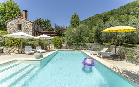 Fienile Di Fabio - Colline Fiorentine Vaiano, Tosc: Vand, Plante, Møbel, Ejendom, Svømmepøl, Bygning, Træ, Udendørs Møbler, Himmel, Skygge