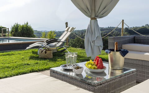 Villa Zara: Himmel, Ejendom, Bord, Plante, Bygning, Udendørs Møbler, Mad, Græs, Træ, Urban Design