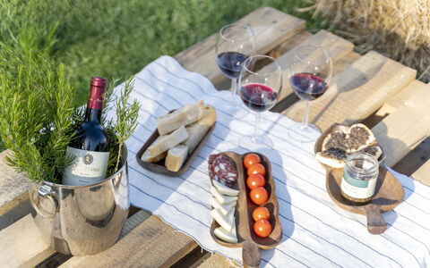 Villa Zara: Mad, Bordservice, Bord, Træ, Ingrediens, Køkken, Flaske, Plante, Serveware