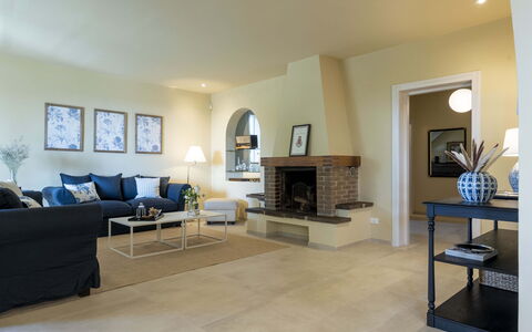 Villa Zara: Ejendom, Billedramme, Couch, Stue, Etage, Stueplante, Gulvbelægning, Bord, Ejendom, Træ