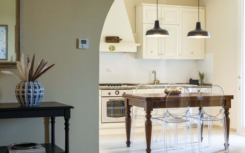 Villa Zara: Møbel, Bord, Cabinetry, Bygning, Træ, Køkken, Belysning, Indretning, Reoler, Stue