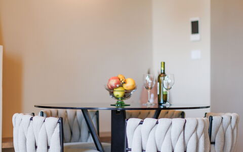 Casa Novecento: Bord, Møbel, Ejendom, Træ, Orange, Belysning, Indretning, Plante, Stol, Gulvbelægning