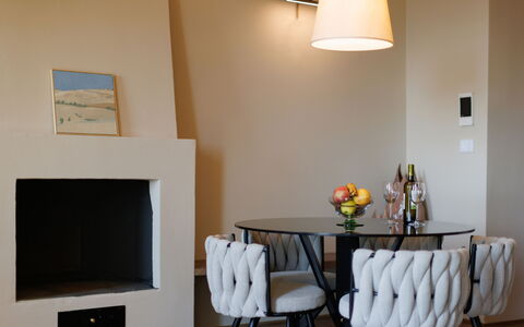 Casa Novecento: Bord, Møbel, Ejendom, Træ, Belysning, Orange, Stol, Indretning, Hus, Gulvbelægning