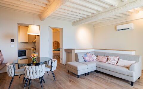 Casa Novecento: Bord, Møbel, Ejendom, Couch, Træ, Billedramme, Indretning, Belysning, Gulvbelægning, Etage