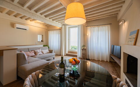 Casa Novecento: Bord, Møbel, Ejendom, Couch, Komfort, Indretning, Træ, Billedramme, Stue, Arkitektur