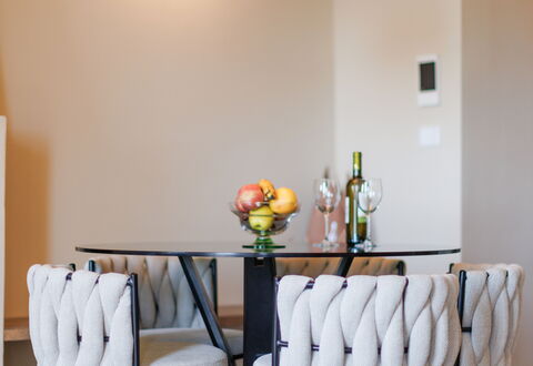 Casa Novecento: Bord, Møbel, Ejendom, Træ, Orange, Belysning, Indretning, Plante, Stol, Gulvbelægning