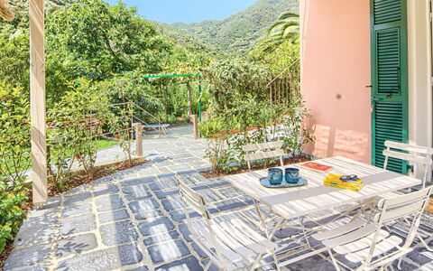 La Casa Dei Glicini - Levanto: Plante, Bygning, Himmel, Udendørs Møbler, Skygge, Fritid, Boligområde, Urban Design, Svømmepøl, Ejendom