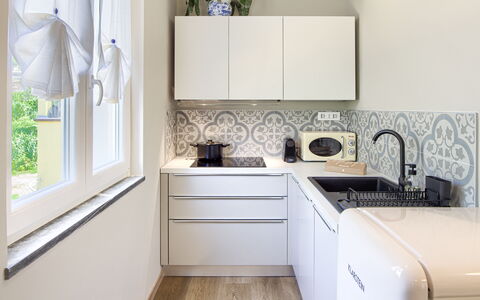 La Casa Dei Glicini - Levanto: Cabinetry, Køkkenvask, Ejendom, Håndvask, Tap, Countertop, Sanitærarmatur, Vindue, Indretning, Køkken