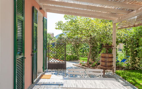 La Casa Dei Glicini - Levanto: Plante, Skygge, Træ, Udendørs Møbler, Etage, Gulvbelægning, Ejendom, Svømmepøl, Fritid, Rektangel