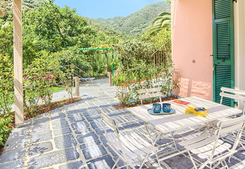 La Casa Dei Glicini - Levanto: Plante, Bygning, Himmel, Udendørs Møbler, Skygge, Fritid, Boligområde, Urban Design, Svømmepøl, Ejendom