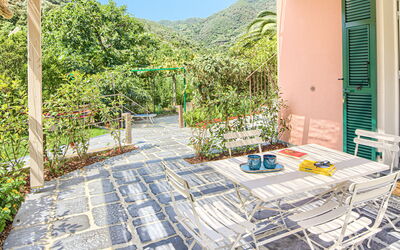 La Casa Dei Glicini - Levanto: Plante, Bygning, Himmel, Udendørs Møbler, Skygge, Fritid, Boligområde, Urban Design, Svømmepøl, Ejendom