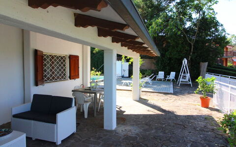 Pupa House: Plante, Bygning, Skygge, Træ, Boligområde, Ejendom, Facade, Stueplante, Træ, Tag