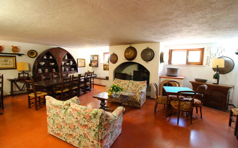 Pupa House: Billedramme, Møbel, Couch, Bord, Belysning, Træ, Indretning, Etage, Stue, Ejendom