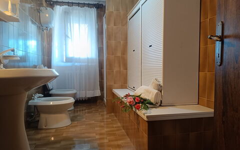 Pupa House: Ejendom, Håndvask, Sanitærarmatur, Tap, Træ, Indretning, Badeværelsesskab, Badeværelse, Vindue, Gulvbelægning