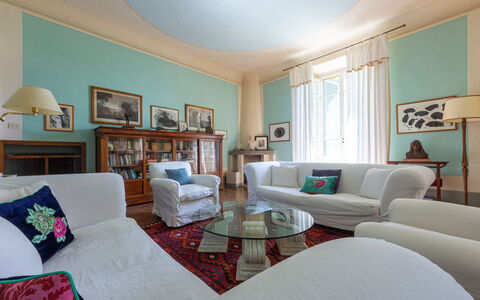 Castello Di Quarate: Møbel, Billedramme, Azure, Couch, Stue, Bord, Indretning, Etage, Lampe, Komfort