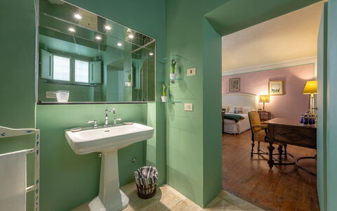Castello Di Quarate: Spejl, Tap, Håndvask, Sanitærarmatur, Ejendom, Møbel, Badeværelsesvask, Badeværelse, Belysning, Indretning