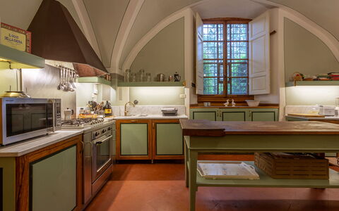Castello Di Quarate: Ejendom, Cabinetry, Møbel, Countertop, Vindue, Træ, Køkken, Køkken Apparat, Komfur, Belysning