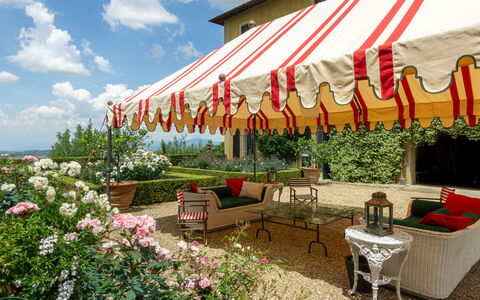 Castello Di Quarate: Blomst, Plante, Møbel, Sky, Bord, Natur, Himmel, Skygge, Udendørs Møbler, Stol