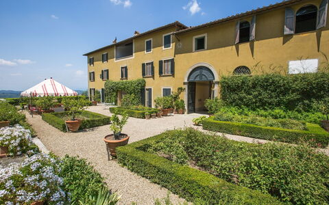 Castello Di Quarate: Plante, Sky, Himmel, Ejendom, Vindue, Bygning, Vegetationen, Land Lot, Græs, Blomst