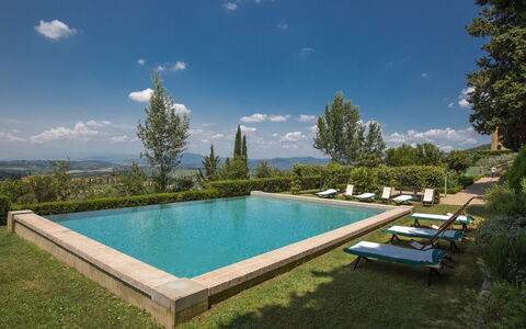 Castello Di Quarate: Sky, Vand, Plante, Himmel, Svømmepøl, Bygning, Træ, Azure, Naturlige Landskab, Rektangel