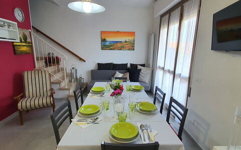 La Butterfly: Bord, Møbel, Billedramme, Bordservice, Grøn, Stol, Indretning, Etage, Gulvbelægning, Stue