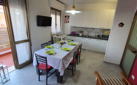 La Butterfly: Møbel, Countertop, Cabinetry, Bord, Stol, Køkken, Håndvask, Etage, Gulvbelægning, Ejendom