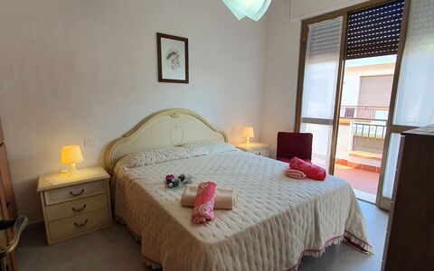 La Butterfly: Møbel, Bygning, Vindue, Komfort, Træ, Textile, Indretning, Belysning, Bed Frame, Etage