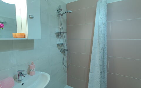 La Butterfly: Sanitærarmatur, Ejendom, Håndvask, Tap, Badeværelse, Brusehoved, Bruser, Badeværelsesvask, Etage, Spejl