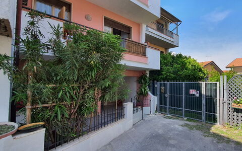 La Butterfly: Plante, Bygning, Vindue, Urban Design, Kvarter, Hegn, Boligområde, Facade, Ejendom, Ejerlejlighed