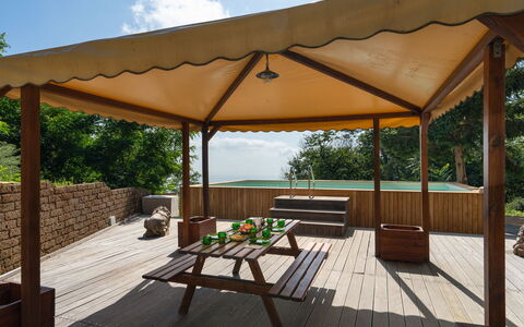 Casa Serra: Møbel, Ejendom, Bord, Plante, Bygning, Skygge, Træ, Udendørs Møbler, Sky, Træ