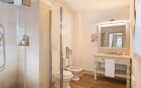 Villa La Pineta: Sanitærarmatur, Spejl, Bygning, Ejendom, Tap, Badeværelse, Purple, Indretning, Badeværelsesvask, Håndvask