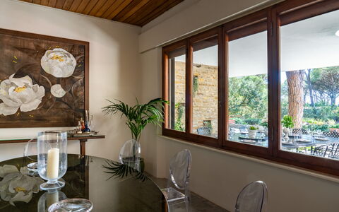 Villa La Pineta: Plante, Bygning, Ejendom, Vindue, Blomsterkrukke, Billedramme, Stueplante, Indretning, Træ, Stue