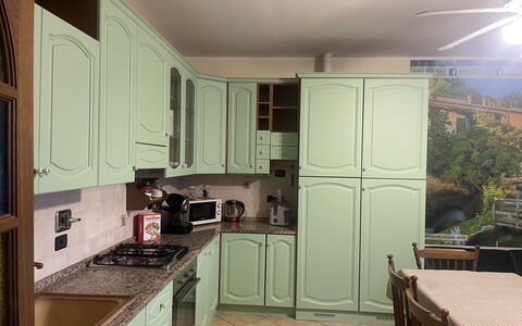 Villa Castelnuovo: Cabinetry, Countertop, Ejendom, Køkkenvask, Køkken Apparat, Bygning, Køkken, Komfur, Håndvask, Husholdningsapparat