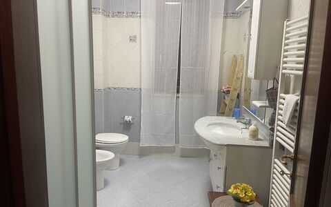 Villa Castelnuovo: Håndvask, Bygning, Spejl, Tap, Sanitærarmatur, Badeværelsesvask, Badeværelse, Purple, Etage