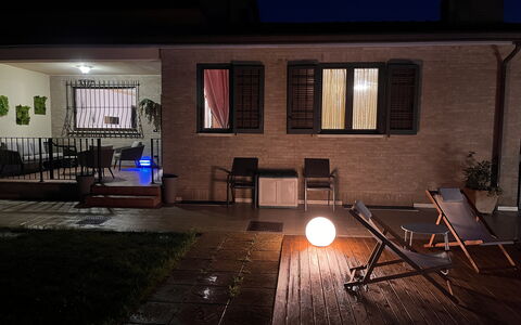 Villa Castelnuovo: Ejendom, Vindue, Arkitektur, Indretning, Træ, Vejbelægning, Bygning, Boligområde, Skygge, Himmel