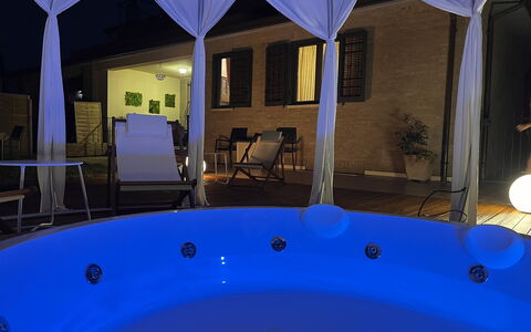 Villa Castelnuovo: Ejendom, Blå, Vand, Lys, Bygning, Azure, Natur, Skygge, Vindue, Arkitektur