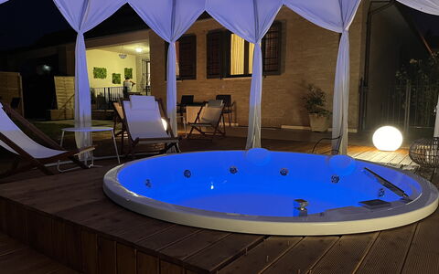 Villa Castelnuovo: Vand, Lys, Azure, Bygning, Belysning, Skygge, Indretning, Udendørs Møbler, Svømmepøl, Fritid