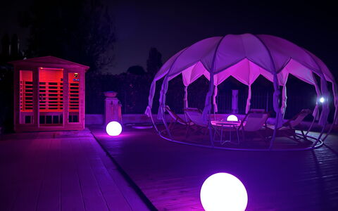 Villa Castelnuovo: Purple, Himmel, Verden, Violet, Magenta, Milepæl, Bygning, Toner Og Skygger, Sjovt, Symmetry