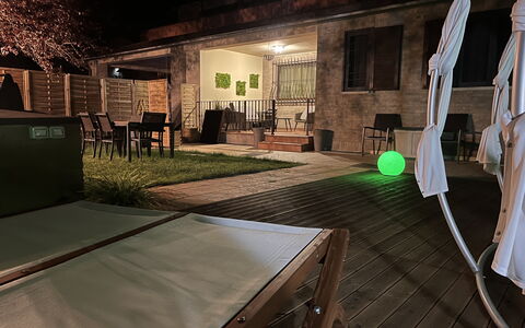 Villa Castelnuovo: Ejendom, Bygning, Indretning, Arkitektur, Hus, Træ, Græs, Etage, Plante, Ejendom