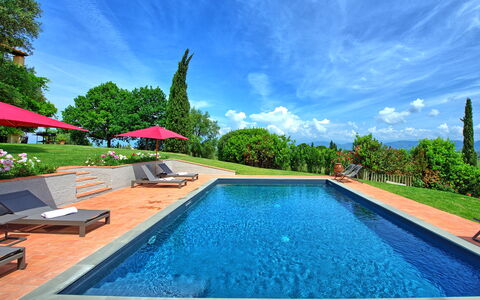 Villa Marliana: Vand, Himmel, Sky, Plante, Ejendom, Svømmepøl, Natur, Azure, Træ, Udendørs Møbler